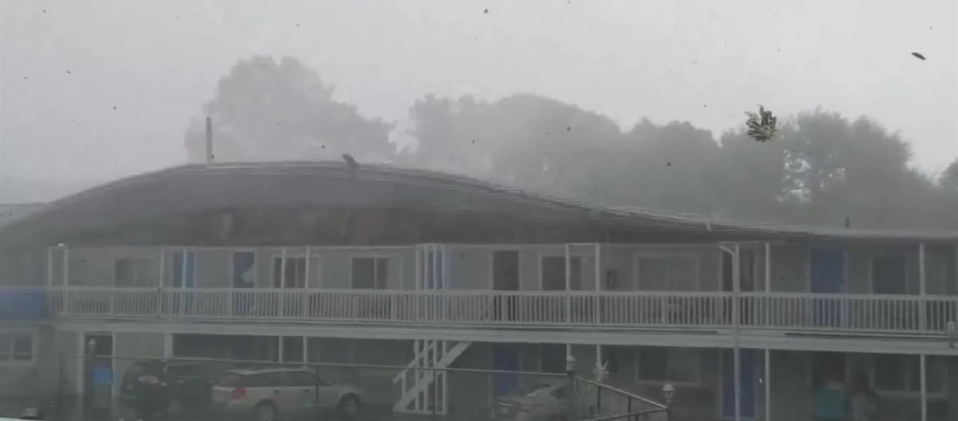 Ακραία καιρικά φαινόμενα έπληξαν τη Μασαχουσέτη - Ανεμοστρόβιλος ξήλωσε την οροφή ξενοδοχείου